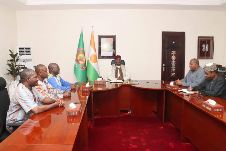 Confédération des Etats du Sahel: le président de la Commission nationale AES du Burkina Faso, Bassolma Bazié, chez le Premier ministre nigérien