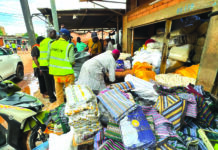 Vente illicite des fils et pagnes tissés importés: la BMCRF saisit un important lot et scelle des magasins au marché 10 yaar