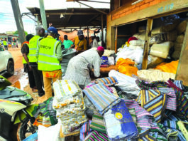 Vente illicite des fils et pagnes tissés importés: la BMCRF saisit un important lot et scelle des magasins au marché 10 yaar
