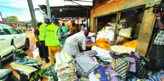 Vente illicite des fils et pagnes tissés importés: la BMCRF saisit un important lot et scelle des magasins au marché 10 yaar