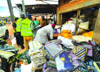 Vente illicite des fils et pagnes tissés importés: la BMCRF saisit un important lot et scelle des magasins au marché 10 yaar