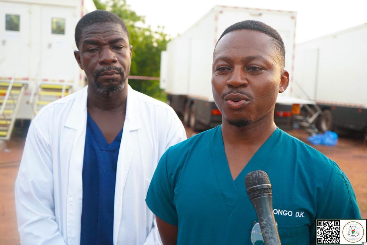 Le Médecin-Commandant Donald K. ZONGO, chirurgien orthopédiste et traumatologue et son collègue Dr Oumarou OUÉDRAOGO ont opéré avec succès une patiente à la hanche dont le cas présentait une situation particulière