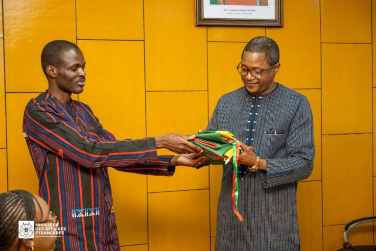 Rupture diplomatique Burkina Faso-République française : le ministre des Affaires étrangères reçoit les diplomates burkinabè au complet de retour de Paris