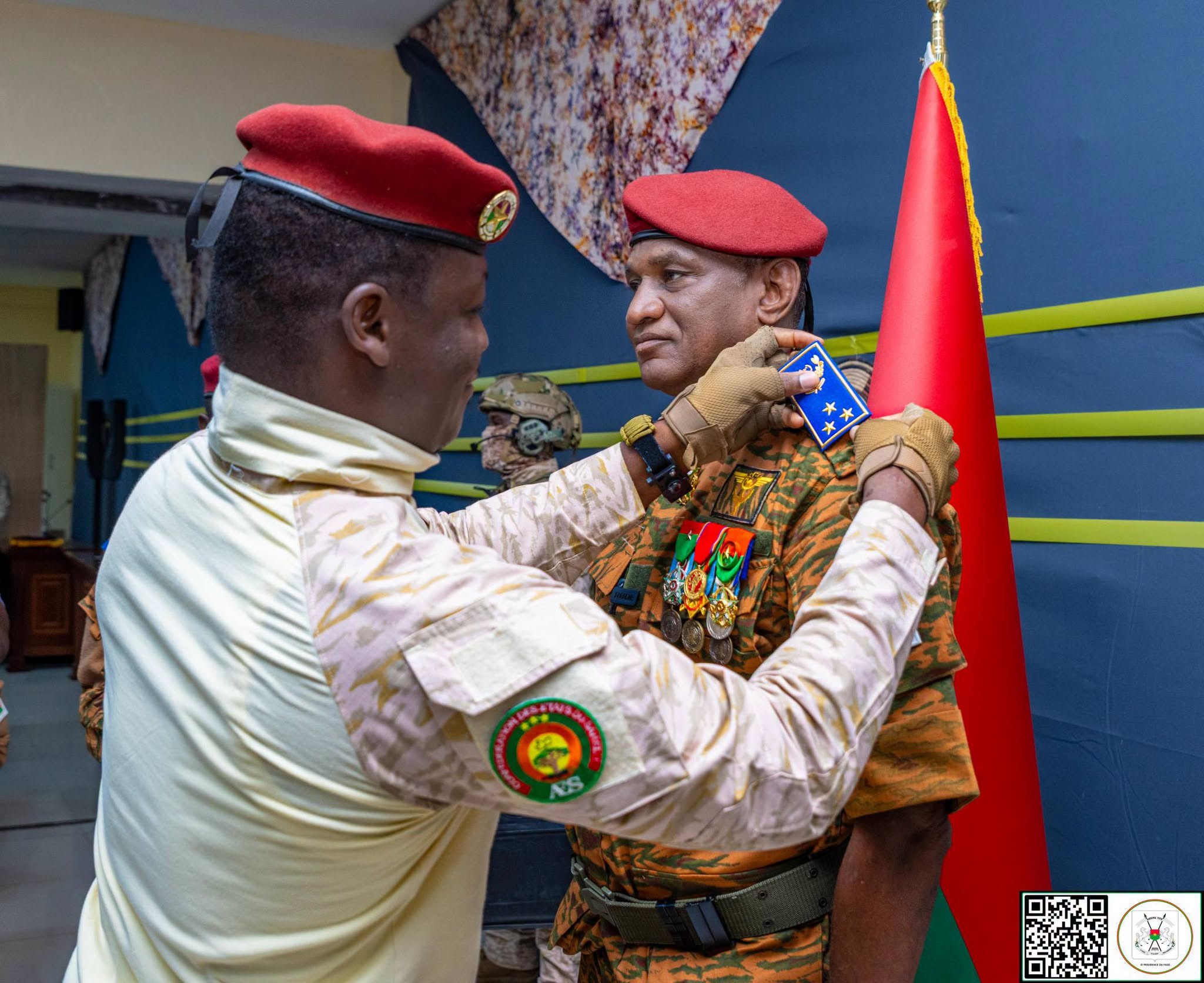 Cette remise d’attributs aux nouveaux Généraux par le Président du Faso, le Camarade Capitaine Ibrahim TRAORÉ sonne comme un appel à plus d’engagement au-delà des responsabilités