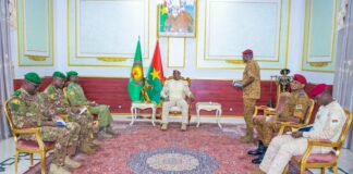 Audience du Présidence du Faso : Les ministres chargés de la Défense de l’AES reçus par le Capitaine Ibrahim TRAORÉ Les ministres chargés de la Défense des pays membres de l’AES sont venus recueillir les orientations du Président de la Confédération AES, le Camarade Capitaine Ibrahim TRAORÉ, sur la Force unifiée de l’AES et l’actualité dans l’espace AES marquée par les dernières attaques terroristes.