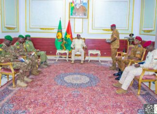 Audience du Présidence du Faso : Les ministres chargés de la Défense de l’AES reçus par le Capitaine Ibrahim TRAORÉ Les ministres chargés de la Défense des pays membres de l’AES sont venus recueillir les orientations du Président de la Confédération AES, le Camarade Capitaine Ibrahim TRAORÉ, sur la Force unifiée de l’AES et l’actualité dans l’espace AES marquée par les dernières attaques terroristes.