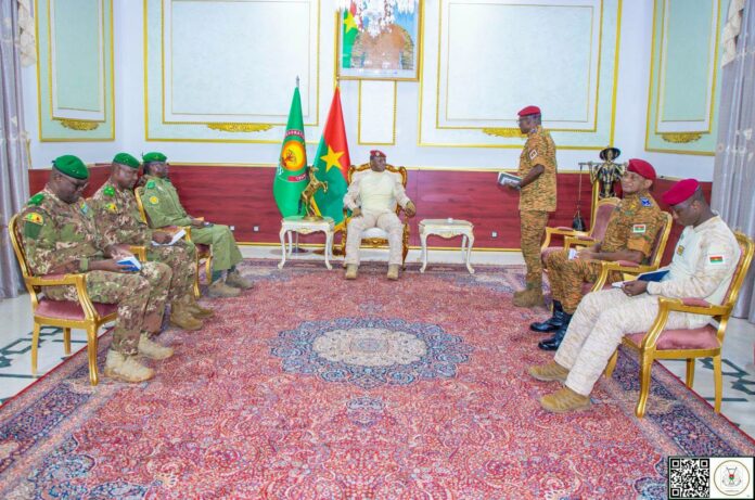 Les ministres chargés de la Défense des pays membres de l’AES sont venus recueillir les orientations du Président de la Confédération AES, le Camarade Capitaine Ibrahim TRAORÉ, sur la Force unifiée de l’AES et l’actualité dans l’espace AES marquée par les dernières attaques terroristes.