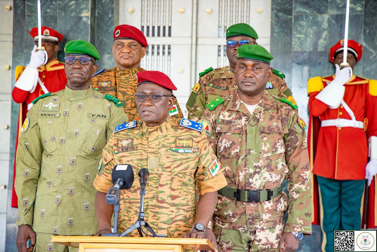 Le Général de division Célestin SIMPORÉ, porte-parole de la délégation, a rendu un vibrant hommage au Général Sadio CAMARA, fauché en avril dernier et à l'ensemble des Forces de défense et de sécurité du peuple de l'AES, « qui se battent pour la reconquête de notre espace, l'indépendance militaire de nos pays et de notre souveraineté ».