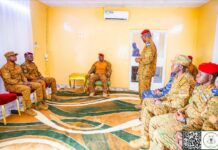 Séjour du Camarade Président du Faso dans la région de Yaadga : La hiérarchie des FDS reçoit les instructions du Chef de l’État Le Président du Faso, le Camarade Capitaine Ibrahim TRAORÉ, Chef suprême des Forces amrées nationales a appelé les Forces de défense et de sécurité à la cohésion et à la solidarité pour vaincre l’ennemi