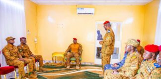 Séjour du Camarade Président du Faso dans la région de Yaadga : La hiérarchie des FDS reçoit les instructions du Chef de l’État Le Président du Faso, le Camarade Capitaine Ibrahim TRAORÉ, Chef suprême des Forces amrées nationales a appelé les Forces de défense et de sécurité à la cohésion et à la solidarité pour vaincre l’ennemi
