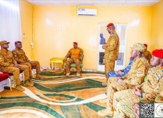 Séjour du Camarade Président du Faso dans la région de Yaadga : La hiérarchie des FDS reçoit les instructions du Chef de l’État Le Président du Faso, le Camarade Capitaine Ibrahim TRAORÉ, Chef suprême des Forces amrées nationales a appelé les Forces de défense et de sécurité à la cohésion et à la solidarité pour vaincre l’ennemi
