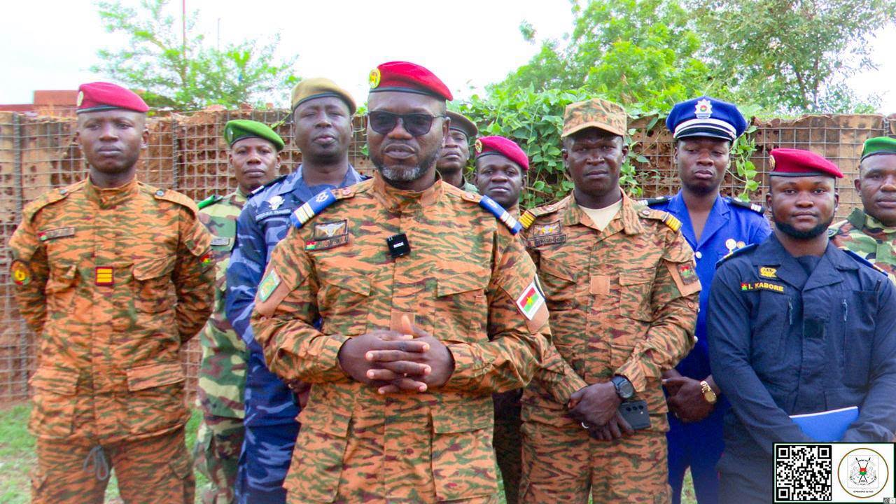 Selon le Commandant de la première région militaire, le Lieutenant-Colonel Hamado BAMBARA, la hiérarchie des Forces de défense et des Forces de sécurité intérieure de la région de Yaadga a reçu des orientations et des conseils qui permettront aux Forces combattantes d’améliorer continuellement la stratégie d’action