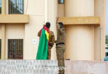 Montée des couleurs au ministère de la Défense patriotique : le général de division Célestin Simporé rappelle au personnel l’unité et à la discipline