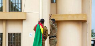 Montée des couleurs au ministère de la Défense patriotique : le général de division Célestin Simporé rappelle au personnel l’unité et à la discipline