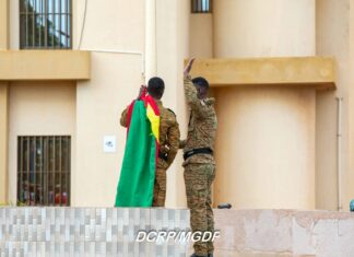 Montée des couleurs au ministère de la Défense patriotique : le général de division Célestin Simporé rappelle au personnel l’unité et à la discipline