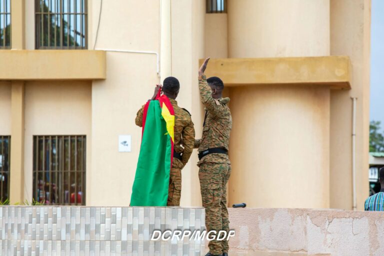 Montée des couleurs au ministère de la Défense patriotique : le général de division Célestin Simporé rappelle au personnel l&rsquo;unité  et à la discipline