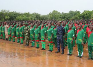 Immersion patriotique obligatoire : Clap de fin d’un mois de formation civique et patriotique dans le Goulmou, la Sirba et la Tapoa Sous la pluie, les appelés de l’IPO se sont engagés à défendre la cause de la Révolution.
