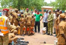 Camp vacances Faso Mêbo à Dédougou : le Camarade ministre de la Construction de la Patrie, Mikaïlou Sidibé, échange avec les campeurs