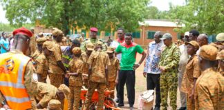 Camp vacances Faso Mêbo à Dédougou : le Camarade ministre de la Construction de la Patrie, Mikaïlou Sidibé, échange avec les campeurs