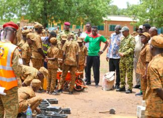 Camp vacances Faso Mêbo à Dédougou : le Camarade ministre de la Construction de la Patrie, Mikaïlou Sidibé, échange avec les campeurs
