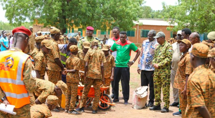 Camp vacances Faso Mêbo à Dédougou : le Camarade ministre de la Construction de la Patrie, Mikaïlou Sidibé, échange avec les campeurs