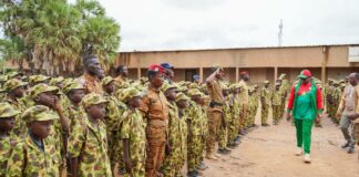 Camp vacances Faso Mêbo à Fada N’Gourma : Une délégation gouvernementale rend visite aux jeunes campeurs de la Sixième Région militaire