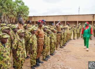 Camp vacances Faso Mêbo à Fada N’Gourma : Une délégation gouvernementale rend visite aux jeunes campeurs de la Sixième Région militaire