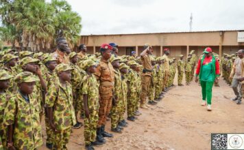 Camp vacances Faso Mêbo à Fada N’Gourma : Une délégation gouvernementale rend visite aux jeunes campeurs de la Sixième Région militaire