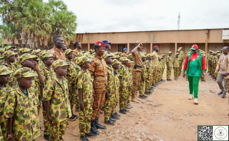Camp vacances Faso Mêbo à Fada N&rsquo;Gourma : Une délégation gouvernementale rend visite aux jeunes campeurs de la Sixième Région militaire