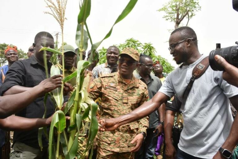 Campagne agro-pastorale dans le Bam : le ministre d&rsquo;Etat Sombié félicite  les producteurs et agents techniques