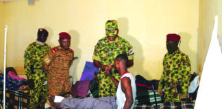 6e Région militaire: le général de division Moussa Diallo au chevet des blessés en opérations à Fada N’Gourma