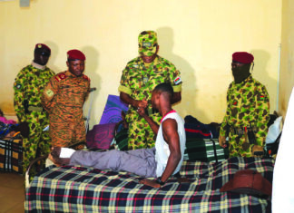 6e Région militaire: le général de division Moussa Diallo au chevet des blessés en opérations à Fada N’Gourma