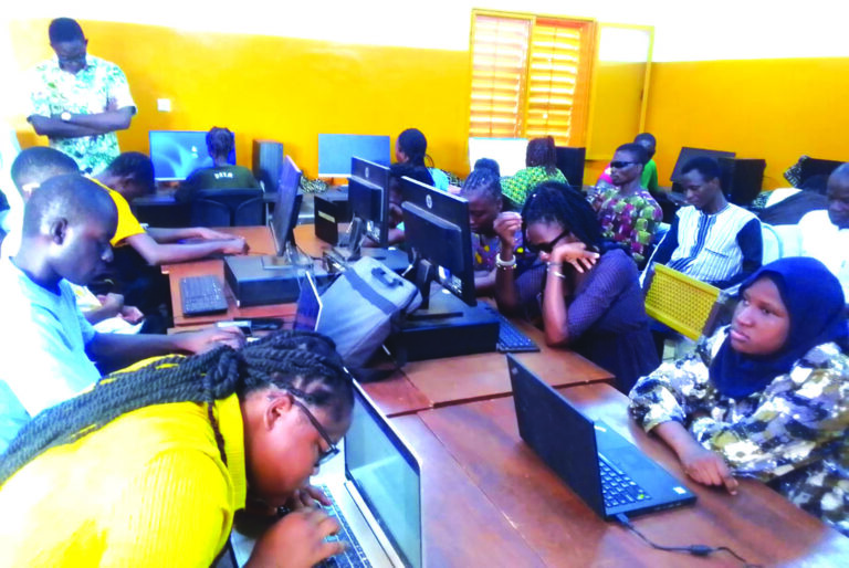 Formation en informatique : 70 élèves et étudiants en situation de handicap visuel outillés