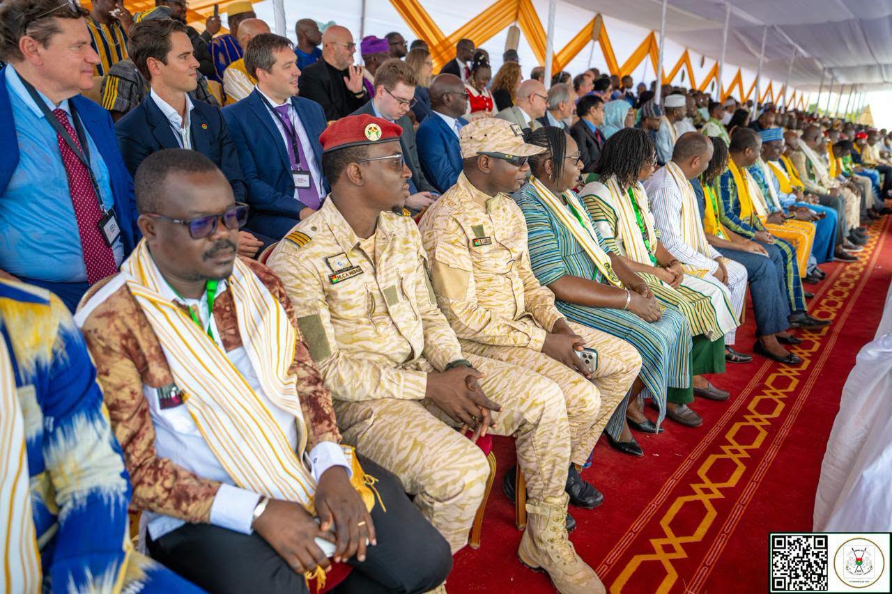 Le Camarade Président du Faso, Chef de l’État tenant le 1er lingot d'or entièrement produit et affiné au Burkina Faso