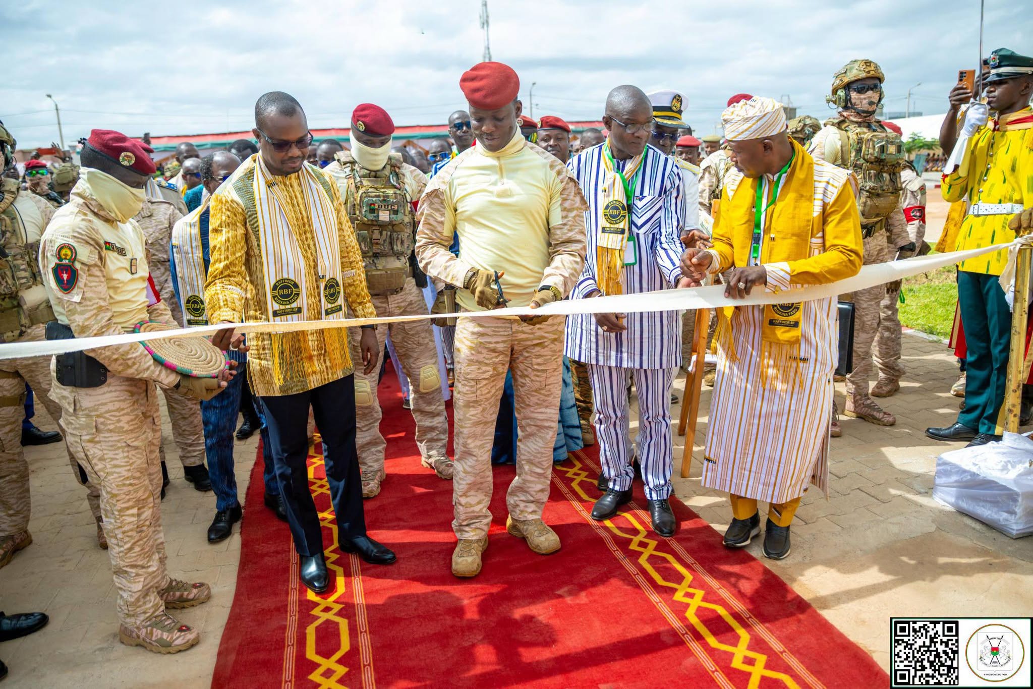Le Camarade Président du Faso, Chef de l’État tenant le 1er lingot d'or entièrement produit et affiné au Burkina Faso