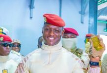 Souveraineté économique : Le Président du Faso inaugure la première raffinerie d’or du Burkina Le Camarade Président du Faso, Chef de l’État tenant le 1er lingot d'or entièrement produit et affiné au Burkina Faso