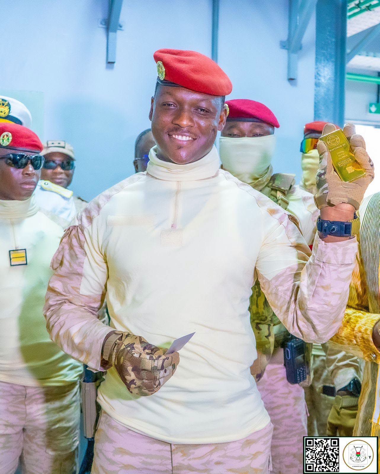 Le Camarade Président du Faso, Chef de l’État tenant le 1er lingot d'or entièrement produit et affiné au Burkina Faso