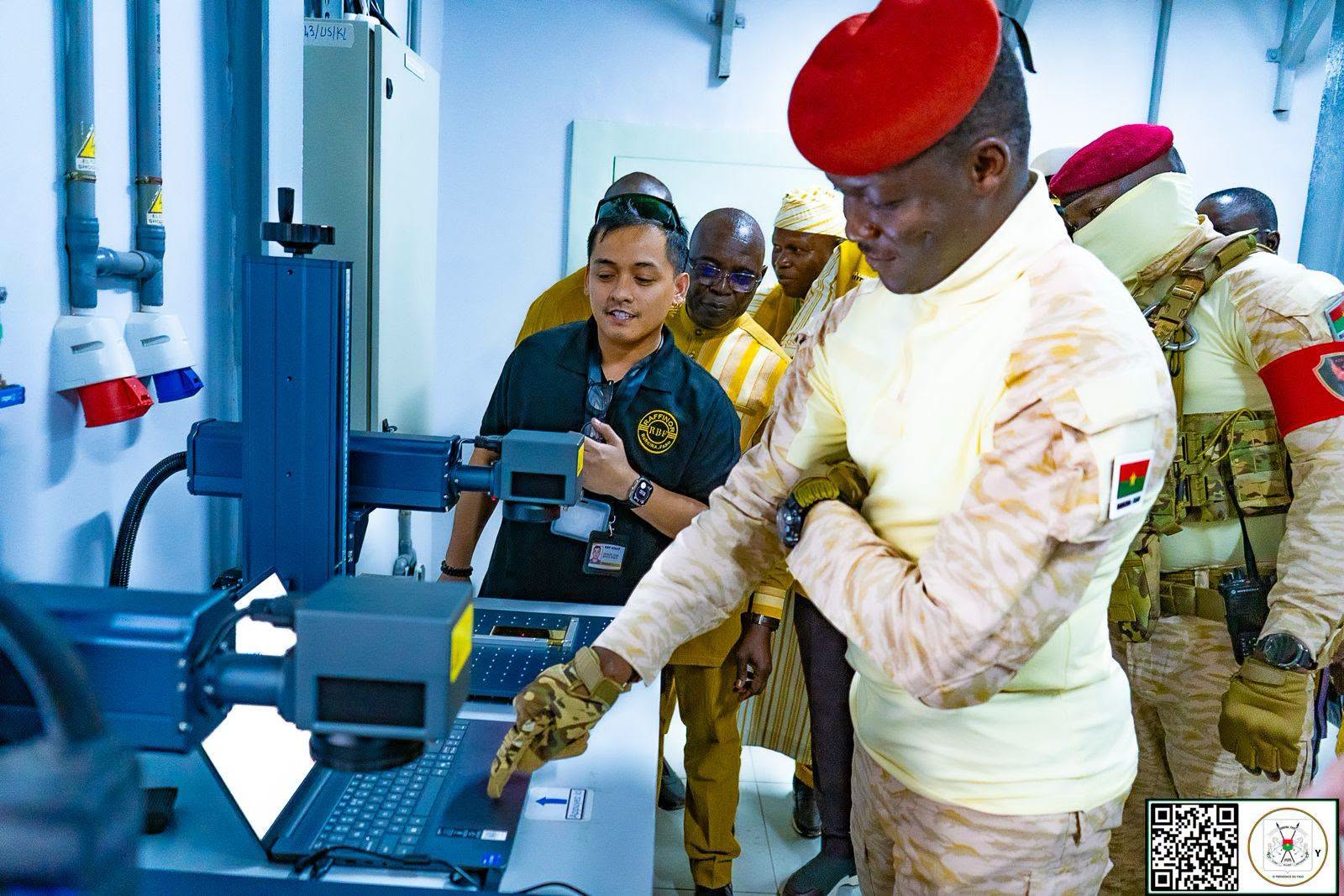 Le Camarade Président du Faso, Chef de l’État tenant le 1er lingot d'or entièrement produit et affiné au Burkina Faso