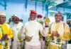Souveraineté économique : Le Président du Faso inaugure la première raffinerie d’or du Burkina Le Camarade Président du Faso, Chef de l’État tenant le 1er lingot d'or entièrement produit et affiné au Burkina Faso