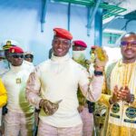 Souveraineté économique : Le Président du Faso inaugure la première raffinerie d’or du Burkina Le Camarade Président du Faso, Chef de l’État tenant le 1er lingot d'or entièrement produit et affiné au Burkina Faso