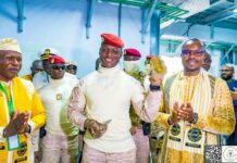 Souveraineté économique : Le Président du Faso inaugure la première raffinerie d’or du Burkina Le Camarade Président du Faso, Chef de l’État tenant le 1er lingot d'or entièrement produit et affiné au Burkina Faso