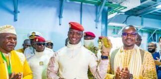 Souveraineté économique : Le Président du Faso inaugure la première raffinerie d’or du Burkina Le Camarade Président du Faso, Chef de l’État tenant le 1er lingot d'or entièrement produit et affiné au Burkina Faso