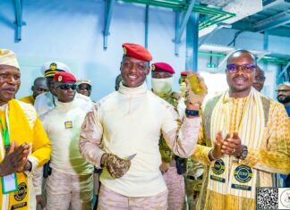 Souveraineté économique : Le Président du Faso inaugure la première raffinerie d’or du Burkina Le Camarade Président du Faso, Chef de l’État tenant le 1er lingot d'or entièrement produit et affiné au Burkina Faso