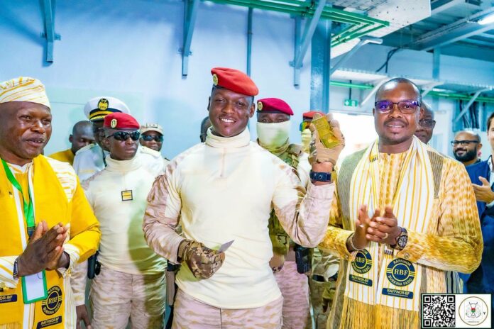Le Camarade Président du Faso, Chef de l’État tenant le 1er lingot d'or entièrement produit et affiné au Burkina Faso