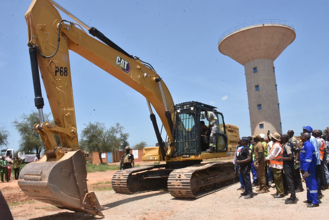 Le démarrage de ce bulldozer par le ministre Sombié a marqué le lancé les travaux de l’infrastructure.