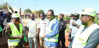 Entretien routier à Saaba : Le ministre de la Construction de la Patrie encourage les équipes mobilisées