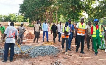 Clôture du lycée Ouezzin Coulibaly : le ministre Moumouni Zoungrana constate l’état d’avancement des travaux