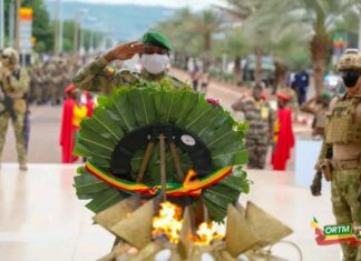 Mali/Dépôt de gerbe de fleurs au Monument de l’indépendance : Le Président Assimi GOÏTA honore la mémoire des Héros de l’indépendance