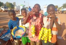 Jobs de vacances à Ouagadougou : ces élèves qui travaillent pour préparer la rentrée scolaire