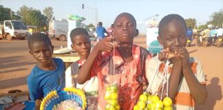 Jobs de vacances à Ouagadougou : ces élèves qui travaillent pour préparer la rentrée scolaire